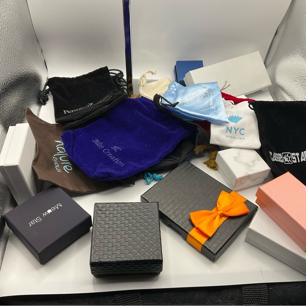 Mixed batch of jewelry pouches and boxes